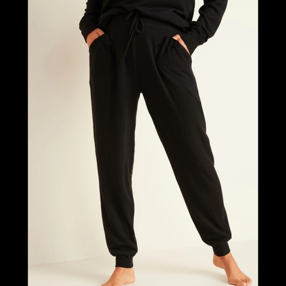 Old Navy Pants - 🆕WT 🚨 LAST CHANCE 🚨 Old Navy Black Mid Rise Plush Knit Joggers